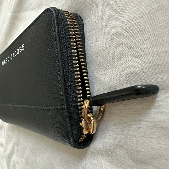 Marc Jacobs Elegant Black Zip Wallet - Picture 5 of 8